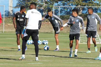 Emelec sigue trabajando en poder alcanzar a Aucas. Son cinco puntos de diferencia que tienen