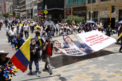 Miles de personas salieron este lunes a las calles de las principales ciudades de Colombia para protestar contra las reformas económicas y políticas del presidente Gustavo Petro