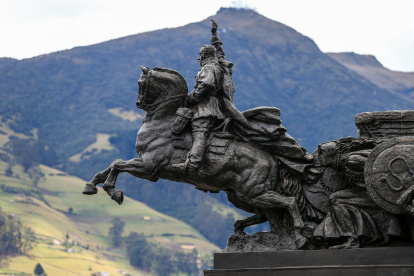 Vista del monumento al libertador Simón Bolívar, de estilo art deco, en el parque La Alameda hoy en Quito (Ecuador).