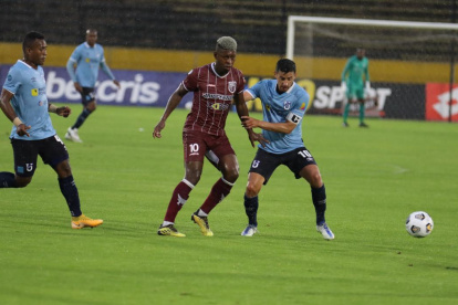 9 de Octubre (rojo) perdió ante la Universidad Católica y está cerca del descenso.