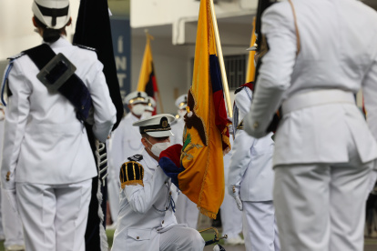 Los estudiantes de tercero de bachillerato se inclinaron reverentes ante el símbolo patrio, durante el juramento a la bandera.