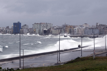 Fuerte oleaje golpea el malecón en La Habana (Cuba), en una fotografía de archivo.