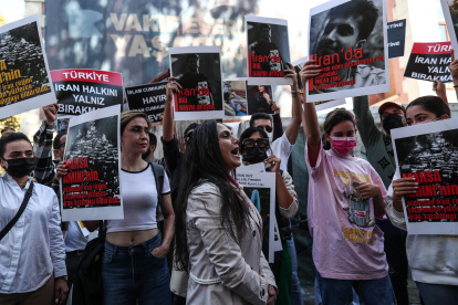El pueblo iraní sostiene una foto de Mahsa Amini y otras víctimas, durante una protesta de  hoy lunes 26 de septiembre de 2022