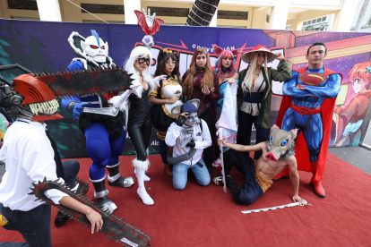 Ayer, durante la presentación de la agenda festiva, algunos cosplayers recorrieron la Plaza de la Administración para fotografiarse con la ciudadanía.
