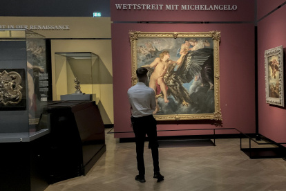 Viena. Un visitante observa el cuadro ‘San Ambrosio y el Emperador Teodosio’, de Peter Paul Rubens.