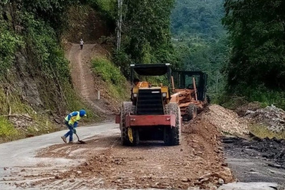 Problemas. Un bloqueo por un derrumbe que se registró en un punto de la carretera E45, la Troncal Amazónica.