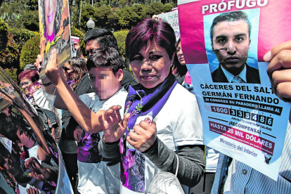 Caravana de traslado del feretro de María Belén Bernal, junto con familiares y amigos, hacia en campo Santo de Monte Olivo. En la imagen se ve un cartel que muestra el rostro de Germán Cáceres, esposo de Bernal y principal sospechoso de su muerte.