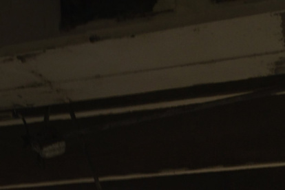 Hay luminarias que están colgando y sin mantenimiento alguno.