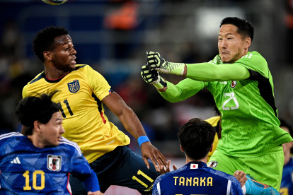 El portero Daniel Schmidt (d) sacó varias pelotas claras de gol de Ecuador en el primer tiempo.