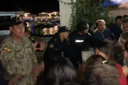 Escenario. Un grupo de personas llegó hasta la capitanía de Puerto Ayora a reclamar por los suyos.
