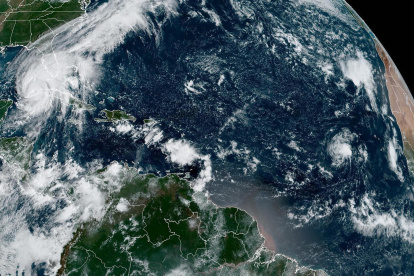 Imagen satelital cedida hoy por la Oficina Nacional de Administración Oceánica y Atmosférica de Estados Unidos (NOAA), a través del Centro Nacional de Huracanes (NHC), en la que se registra la localización del huracán Ian de categoría 3 en la escala Saffir-Simpson a unas millas de la costa de Florida.