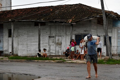 Evacuan a más de 38.000 personas en el occidente de Cuba por el huracán Ian.