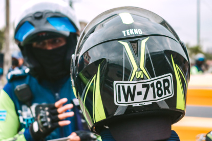 Hecho. A partir del 1 de octubre es obligatorio los sticker en los cascos.