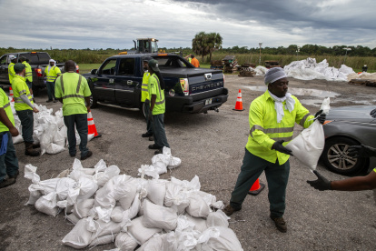 Trabajadores y voluntarios de la ciudad de San Petersburgo están entregando sacos de arena UP a los residentes mientras la ciudad se prepara para el huracán Ian en Lake Maggiore Park en San Petersburgo, Florida,