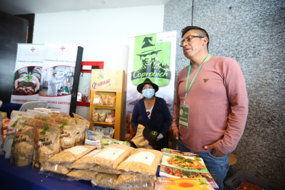 Productor. Manuel Cujilema, presidente de la Corporación de Productores y Comercializadores Orgánicos Bio Taita Chimborazo, muestra los productos de quinua orgánica que exportan a Francia.