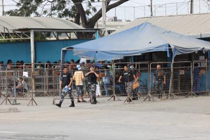 Visitas. Este martes, a vísperas de cumplirse un año de la masacre que cobró la vida de 125 convictos, se registró una aparente normalidad en el ingreso de mujeres a las denominadas visitas íntimas.