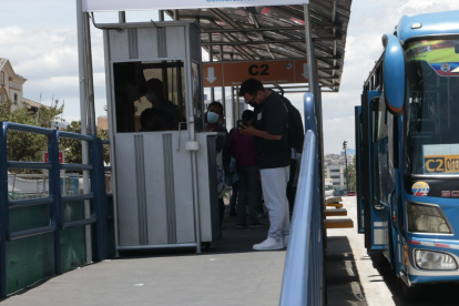 Corredor. En la parada Seminario Mayor, en el norte, la gente pagaba ayer 35 centavos. Pocos conocían que era un valor todavía no autorizado.