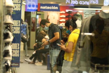 Situación. Un grupo de compradores cotiza los precios de las prendas expuestas en tienda de Guayaquil.