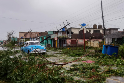Un automóvil transita entre los escombros dejados por el paso del huracán Ian en Pinar del Río (Cuba).