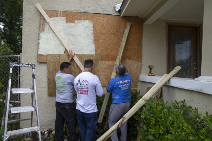 Residentes de Gulfport (Florida) se preparan para la llegada del huracán Ian, este 27 de septiembre de 2022.