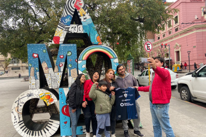 Javier Heredia aprovecha para fotografiarse junto a la familia Rangel en uno de los monumentos más emblemáticos de la ciudad de Córdoba, junto a la camiseta de Independiente del Valle.