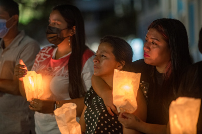 Familiares de los reclusos asesinados en la mayor masacre carcelaria de Ecuador sostienen velas hoy, en una misa y vigilia en Guayaquil (Ecuador).