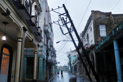 Fotografía de algunos de los destrozos dejados por el paso del huracán Ian, ayer, en Pinar del Río (Cuba).