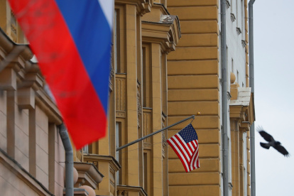 Foto de archivo de la bandera estadounidense en el edificio de su Embajada en Moscú.
