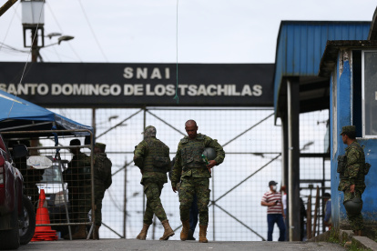 Soldados vigilan la cárcel de Santo Domingo de los Tsáchilas (Ecuador), en una fotografía de archivo.