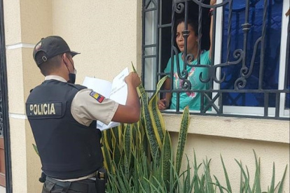 Momentos en que la exalcaldesa Alexandra Arce es notificada para la version que debe rendir en la Fiscalía.