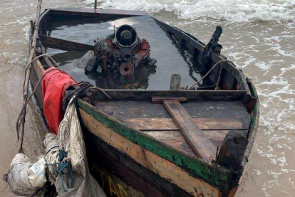 Fotografía cedida por el jefe del sector de Miami de la Patrulla Fronteriza (USBP Chief MIP), Walter N. Slosar, donde se muestra una embarcación en la que se detuvo a 7 inmigrantes cubanos junto a la playa de Pompano Beach, Florida (Estados Unidos).