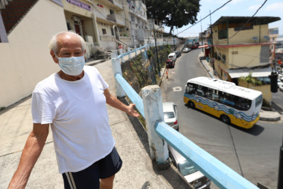 Desde una de las escalinatas del cerro del Carmen, Oswaldo Rodríguez observa lo poco que ha prosperado este sector, donde nació Guayaquil y donde escasean las obras de mejoramiento.