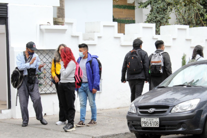 Recomendación. Se pide evitar contacto con desconocidos en la calle que piden ayuda y sacan papeles.