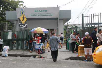 VISTA DE LA FACHADA DE LA ENTRADA PARA VISITAS A PACIENTES DEL HOSPITAL DEL INSTITUTO ECUATORIANO DE SEGURIDAD SOCIAL ( IESS )
AFUERAS DEL HOSPITAL TEODORO MALDONADO CARBO REDACTOR/A: KARLA LÓPEZ 10/02/2020 CARLOS YAGUAL RODRÍGUEZ Agencia (ag-expreso)
