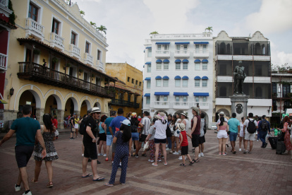 Turistas recorren una plaza del centro histórico el 24 de septiembre de 2022 en Cartagena (Colombia). EFE/Ricardo Maldonado Rozo