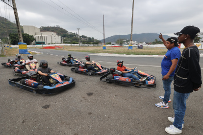 El alquiler de los autos en Zona Kart es de 10 dólares por persona, tiene un tiempo estipulado y previamente se explican todas las seguridades disponibles e indicaciones.