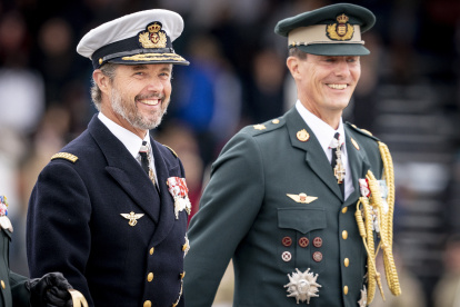 El príncipe Joaquín (der.) asiste junto con el príncipe heredero danés Frederik (izq.) a la celebración por parte del Ejército nacional del 50 aniversario de la regencia de la reina Margarita el pasado 29 de agosto. EFE/EPA/Mads Claus Rasmussen