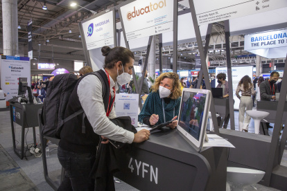Evento. Stand de la UOC en Mobile World Congress, en Barcelona (España), donde se observa un código QR.