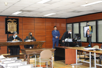 Diligencia. En el mezanine de la Corte, durante una audiencia del caso.