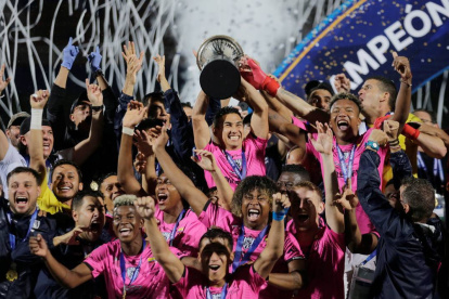 JUGADORES DEL EQUIPO INDEPENDIENTE DEL VALLE CELEBRAN EL TÍTULO DE COPA SUDAMERICANA EN 2019.