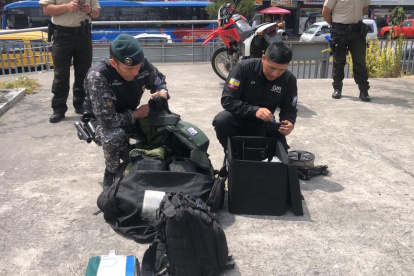 Trabajo. Personal antiexplosivos acudió a atender la alerta de bomba realizada en el sector.