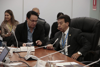 Villavicencio dialoga con Pedro Velasco que apoyó su informe junto a Bruno Segovia.