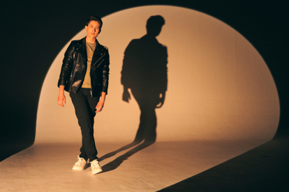 Manú tiene 22 años.