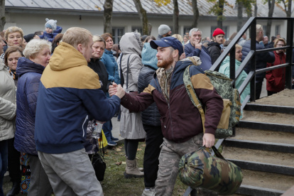 Hombres rusos movilizados se despiden de sus familiares en una oficina de reclutamiento en Moscú EFE/EPA/YURI KOCHETKOV
