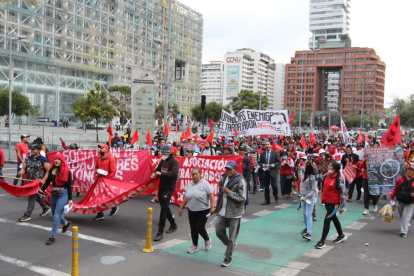 Manifestación. Los comerciantes marcharon por la avenida Amazonas, a la altura del Complejo Judicial Norte.