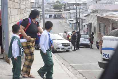 La mujer fue asesinada en los exteriores de una escuela.