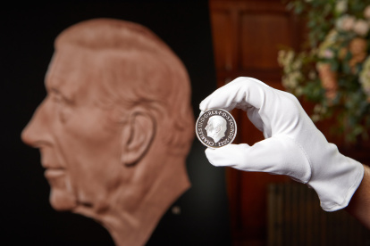 Fotografía de la nueva moneda de 5 libras con el retrato del rey Carlos III facilitada por la fábrica británica The Royal Mint.