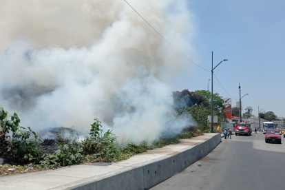 La quema de maleza se dio cerca de la gasolinera del sector.