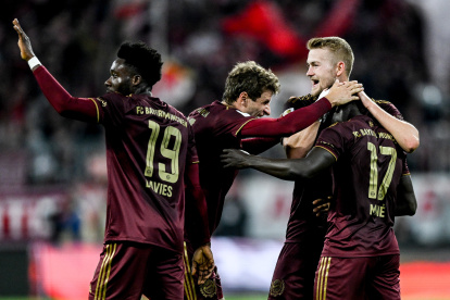 Los futbolistas del Bayern Munich redondearon una gran victoria contra un Bayer Leverkusen que está en crisis en la liga.