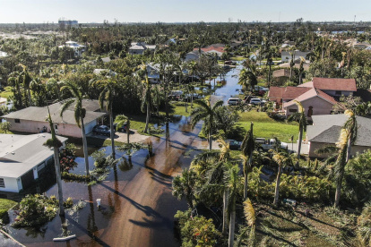 Vista aérea de las inundaciones tras el paso del huracán Ian, en Ft Myers, Florida (EE.UU.), este 30 de septiembre de 2022